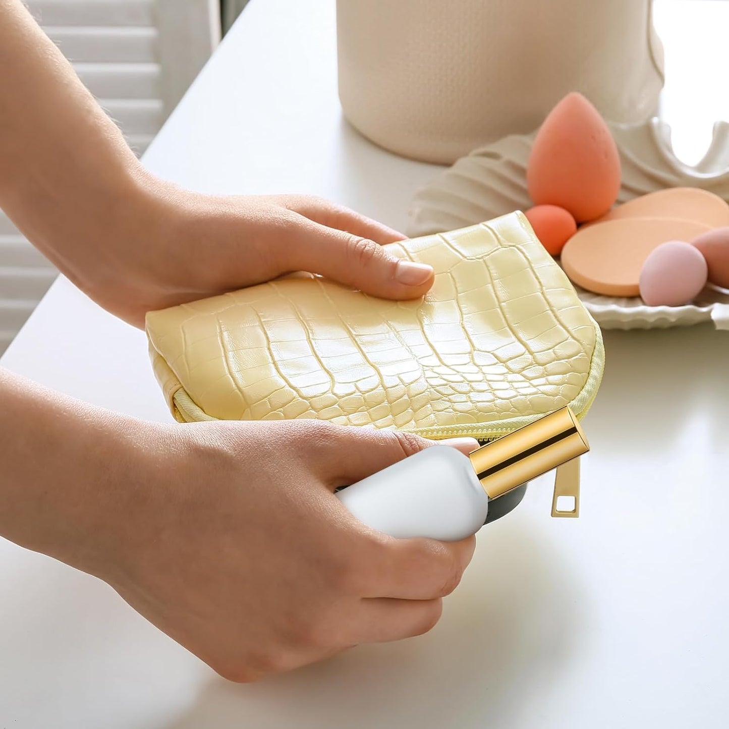 Roshtia 30 Pcs 3.4 oz/ 100 ml Gold Glass Spray Bottle Refillable Perfume Atomizer Clear Decorative Empty Bottles with Fine Mist Sprayer Pump for Face Body Travel