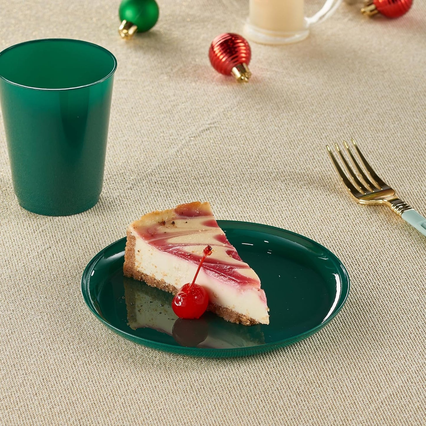 PLASTICPRO [30 Pack 6.3'' Christmass Green Plastic Party Plates Edge Collection Premium heavyweight Elegant Disposable Tableware Dishes