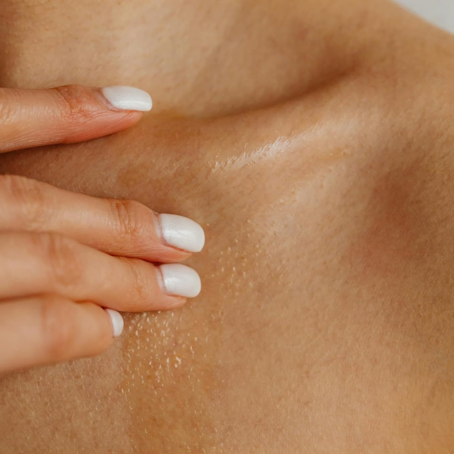 MELONY Luxury Massage Candle - Moisturising, Body Oil Candles for Muscle Relaxation, Home Spa, 8.1OZ (Jasmine & Patchouli)