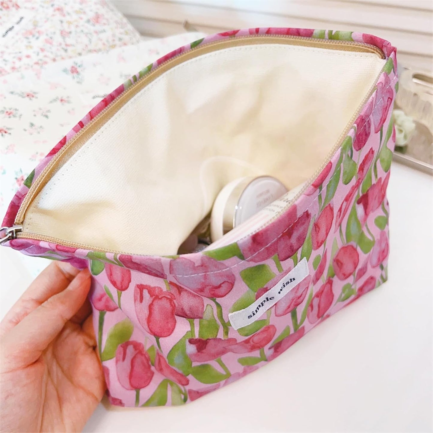 Wudygir Floral Makeup Bag for Women Travel Toiletry Bag Large Capacity Cosmetic Pouch with Zipper Cute Makeup Organizer Portable Handbag (Tulips)