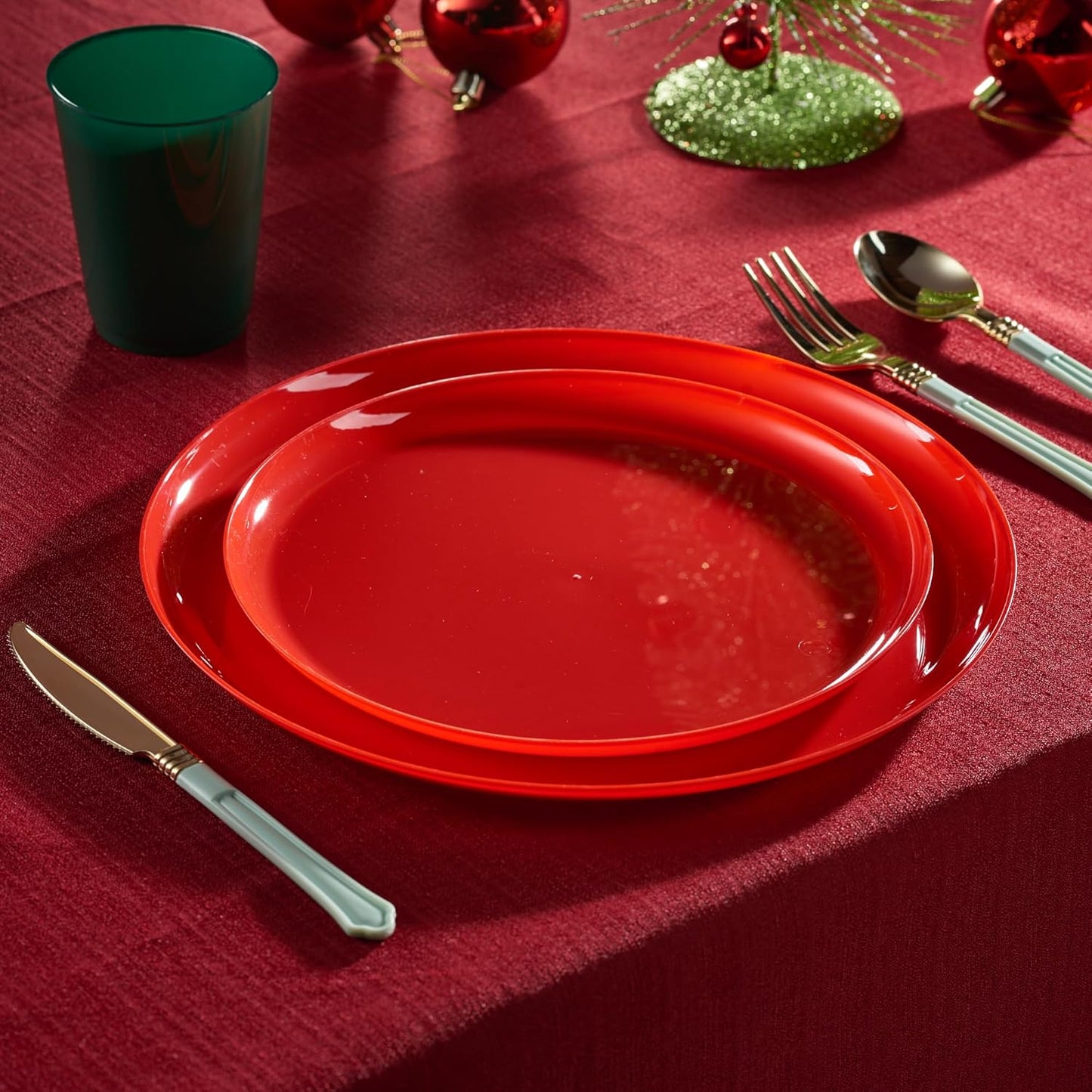 PLASTICPRO 30 Pack 8.6'' Christmass Red Plastic Party Plates Edge Collection Premium heavyweight Elegant Disposable Tableware Dishes