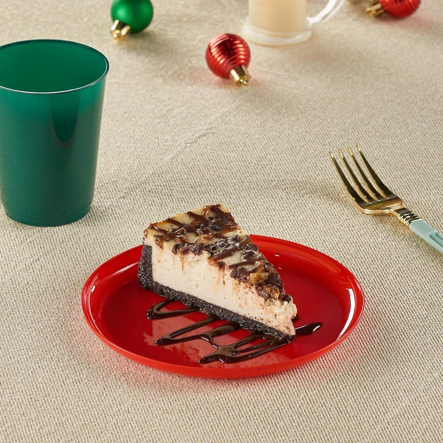 PLASTICPRO 30 Pack 6.3'' Christmass Plates Red Plastic Party Plates Edge Collection Premium heavyweight Elegant Disposable Tableware Dishes