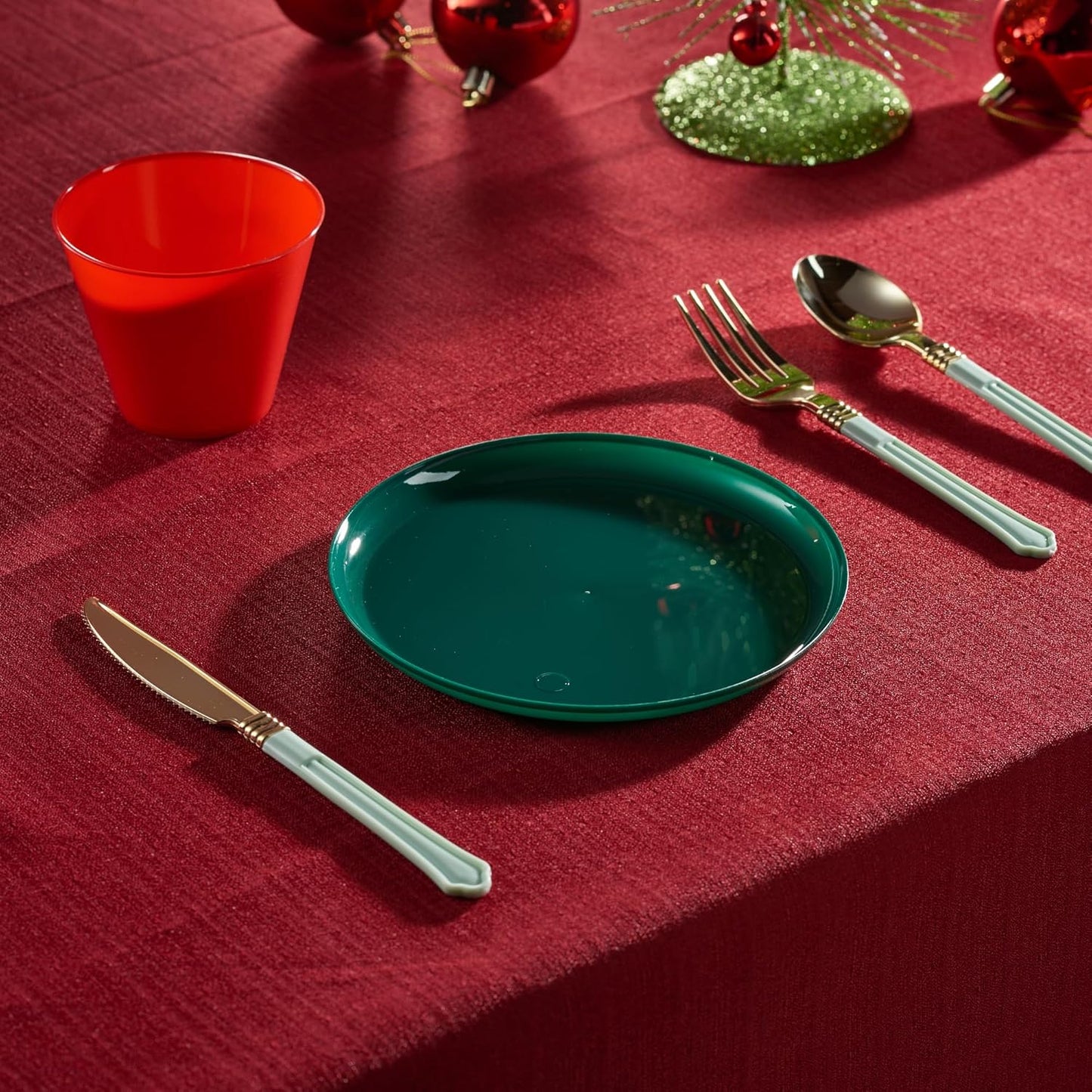 PLASTICPRO [30 Pack 6.3'' Christmass Green Plastic Party Plates Edge Collection Premium heavyweight Elegant Disposable Tableware Dishes